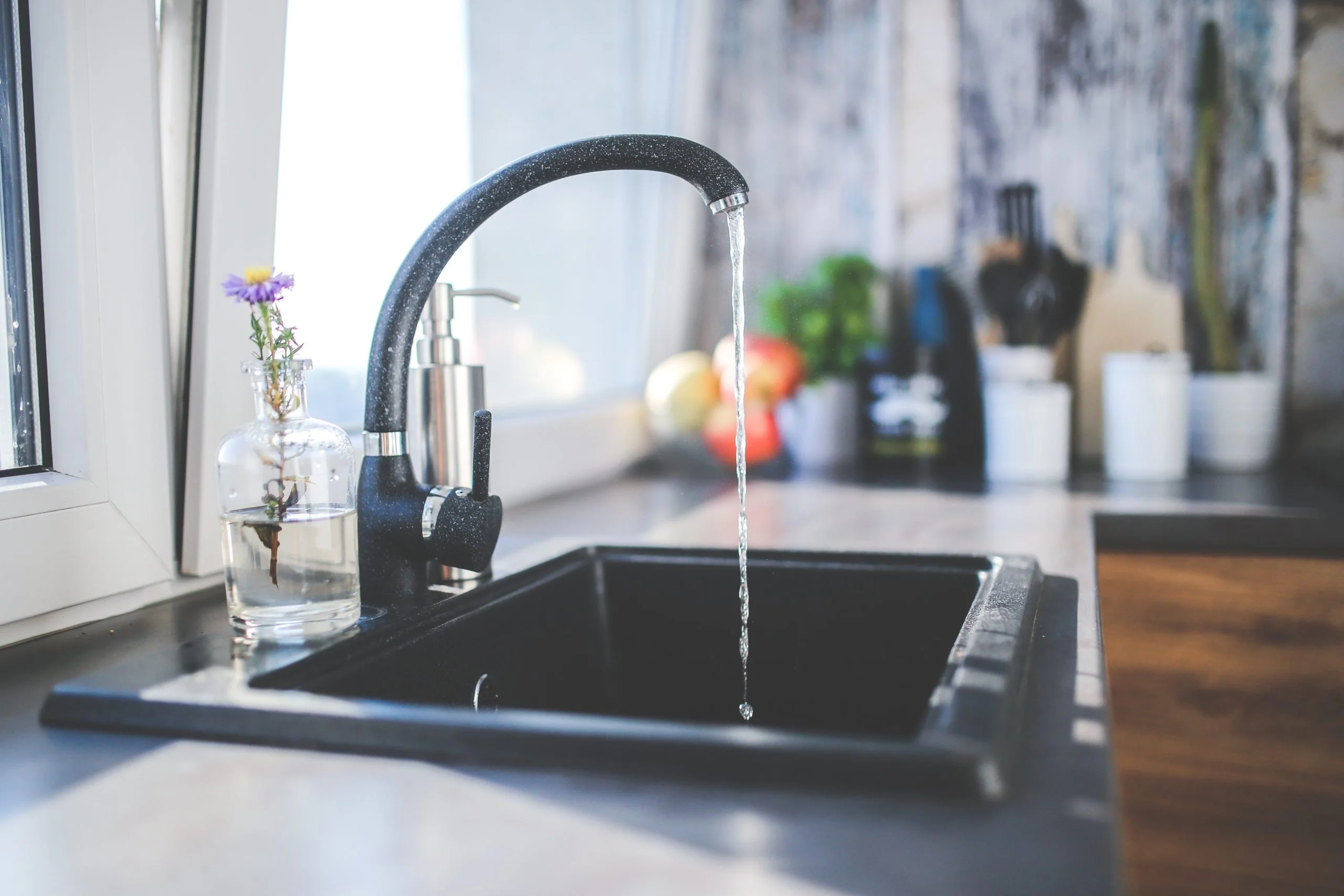 water-kitchen-black-design-scaled