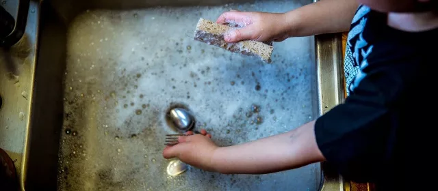washing-dishes-1112077_1280